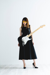 エレキギターを弾く女性