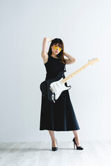 エレキギターを弾く女性