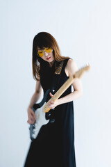 エレキギターを弾く女性