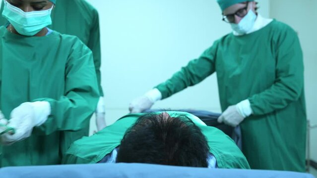 A team of doctors in the operating room mourns the patient who died after performing CPR on a shock patient had failed unable to stimulate the heart to return to normal beating