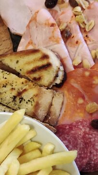 planche de charcuterie et frites pour l'ap&eacute;ritif