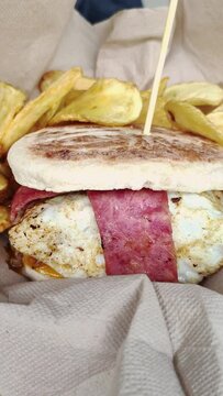 burger steak, oeuf, bacon, accompagn&eacute; de chips
