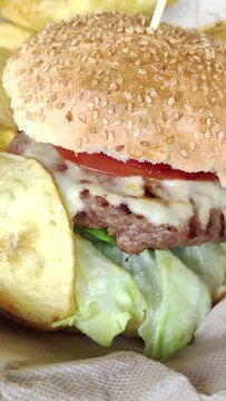 burger au boeuf, fromage fondu et crudit&eacute;s accompagn&eacute; de chips