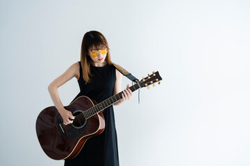 Obraz premium 女性ギタリスト