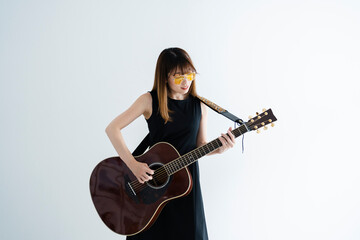 Fototapeta premium 女性ギタリスト