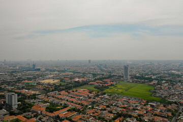 Obraz premium Aerial cityscape modern city Surabaya with skyscrapers, buildings and houses. city skyline with skyscrapers and business centers Surabaya capital city east java, indonesia