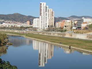 Fototapeta premium Edificio reflejado el el agua