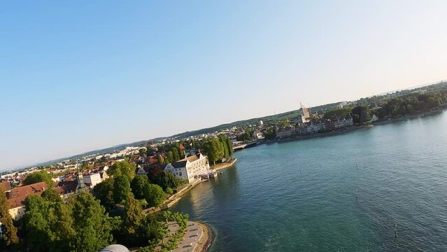 Luftaufnahme der Konstanzer Uferpromenade, dem Steigenbergeber Hotel und der Rheinbr&uuml;cke bei Sonnenaufgang. Bodensee, Konstanz, Baden-W&uuml;rttemberg, Deutschland, Europa.