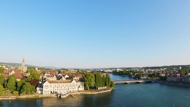 Luftaufnahme der Konstanzer Uferpromenade, dem Steigenbergeber Hotel und der Rheinbr&uuml;cke bei Sonnenaufgang. Bodensee, Konstanz, Baden-W&uuml;rttemberg, Deutschland, Europa.
