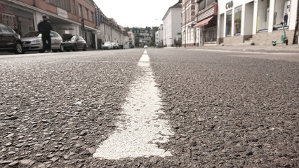 Wie oft laufen wir im Alltag in Eile über die Straße? Und wie oft achten wir dabei auf die Textur...