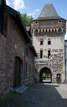 Burg Friedestrom mit Torbogen in der Feste zons am Rhein.