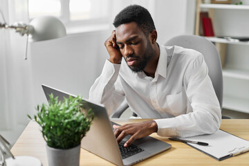 Obraz premium american man freelancer education male student african computer job online laptop office