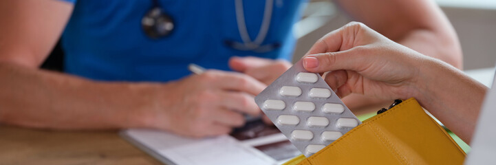 Doctor prescribes drug for tablet and introduces patient to properties of painkiller in office