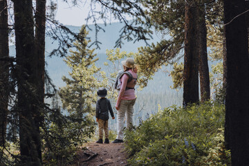 Obraz premium Mother and child admiring the view in the woods