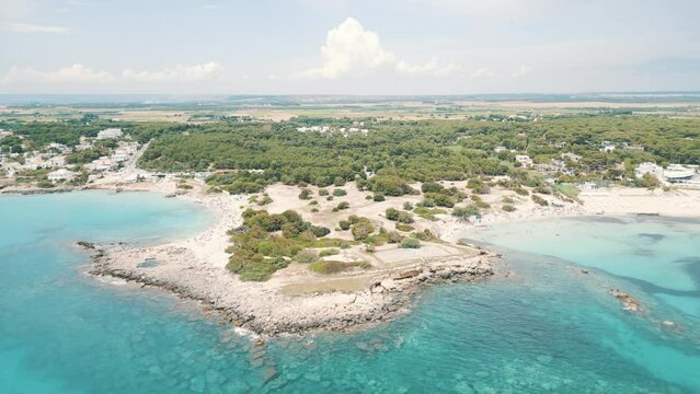 bellissima spiaggia con mare blu cristallino e la pineta, salento, pulsano, taranto, puglia, italy