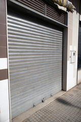 Image of the closed shutter of a local business that has closed due to the crisis