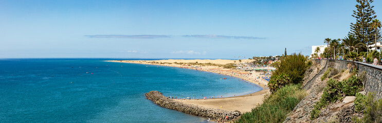 Panoramablick auf die Dünen von Maspalomas von der Promenade der kanarischen Insel Gran Canaria in Spanien. - obrazy, fototapety, plakaty
