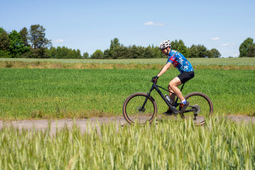 A man on a mountain bike. © Tomasz Warszewski