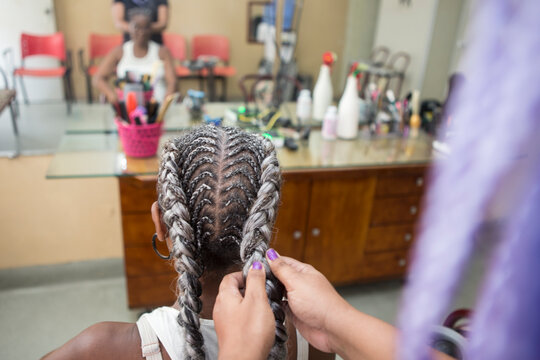 Mulher fazendo tran&ccedil;a no cabelo