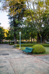 Banco de jardim em uma praça no centro de Caldas Novas, Minas Gerais