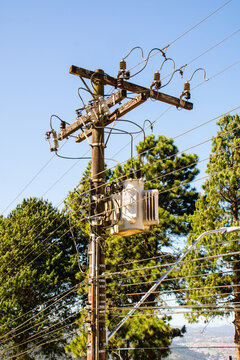 Poste de luz com transformador e muitos fios com dijuntores
