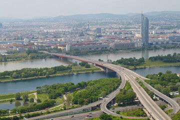 Luftaufnahme einer Autobahn über die Donau bei Wien