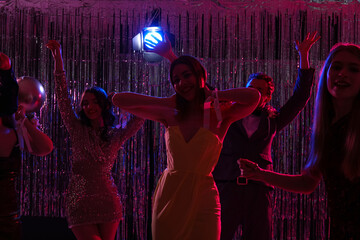 Young people dancing on prom night © Pixel-Shot