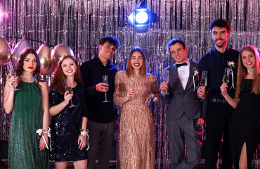 Young people drinking champagne on prom night - obrazy, fototapety, plakaty