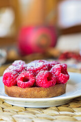 Krucha babeczka z malinami, ciastko z malinami, deser, fotografia kulinarna. Muffin with raspberries, raspberry cake, dessert, culinary photography. © Anita