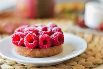Krucha babeczka z malinami, ciastko z malinami, deser, fotografia kulinarna. Muffin with raspberries, raspberry cake, dessert, culinary photography. © Anita