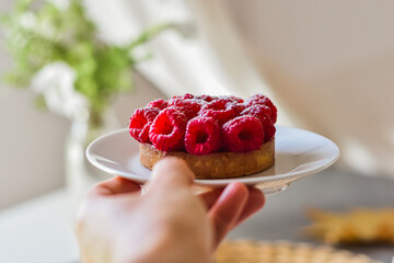Krucha babeczka z malinami, ciastko z malinami, deser, fotografia kulinarna. Muffin with raspberries, raspberry cake, dessert, culinary photography. © Anita