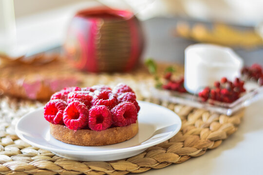 Krucha babeczka z malinami, ciastko z malinami, deser, fotografia kulinarna. Muffin with raspberries, raspberry cake, dessert, culinary photography.