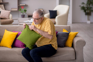Obraz premium Old man with many pillows at home