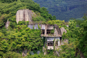 廃墟となった崖に造られた建物
