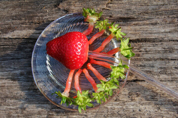 Remove the stalk of the strawberry blossom with a glass straw
