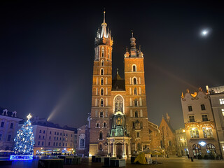 Fototapeta na wymiar Basilica of Saint Mary in Krakow, Poland at night in winter.
