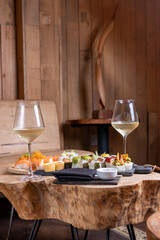 Tablas de sushi acompa&ntilde;ado con vino blanco