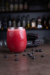 Preparando una chicha, coctail morado