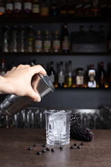 Preparaciòn de chicha con pisco, con mano sirviendolo