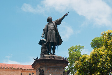 Columbus Statue and Cathedral, Parque Colon, Santo Domingo. Dominican Republic. - obrazy, fototapety, plakaty
