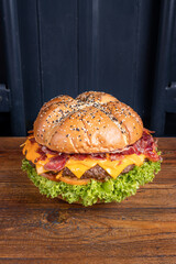 Hamburguesa de carne con cebolla y gigante