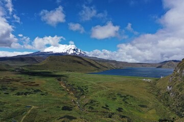 Laguna de la Mica y Volcan Antisana en Ecuador. Reserva natural © Fabin