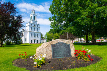 Naklejka premium First Parish Church at 75 Great Road in historic town center of Bedford, Massachusetts MA, USA. 