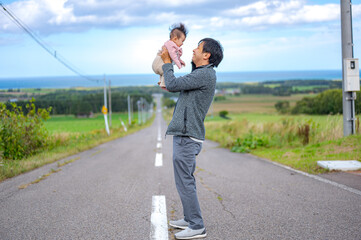 青空と道路と親子