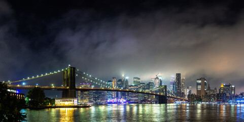 Fototapeta premium Brooklyn Bridge and Manhattan at night