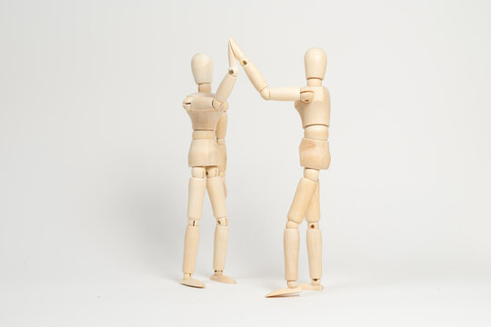 ハイタッチする人形２