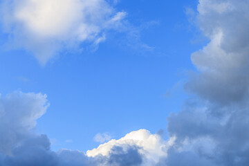雲の間から見える青空