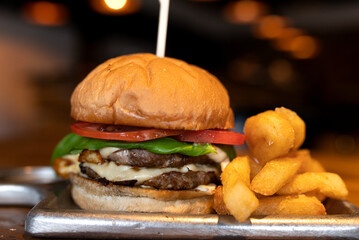 hamburguesa con queso, lechuga y tomate 