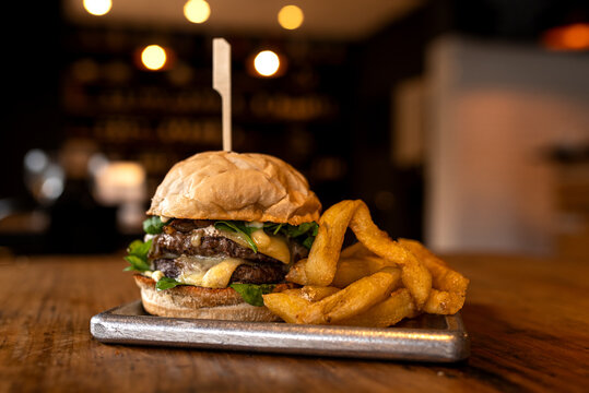 hamburguesa con papas fritas rucula y cebolla 