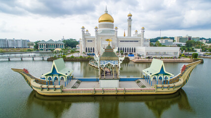aerial view of mosque Sultan Omar Ali Saifuddin Mosque and royal barge at Brunei Darussalam - obrazy, fototapety, plakaty